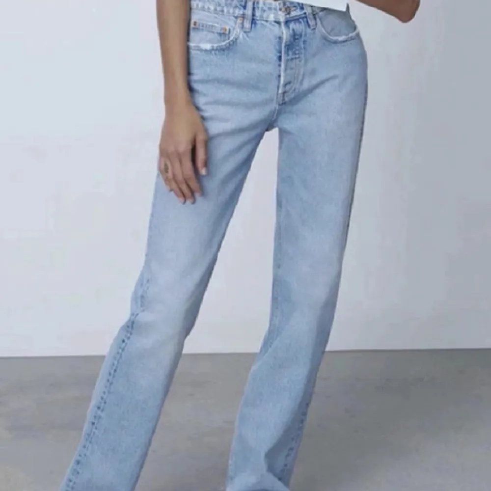 Säljer dessa jeans då de inte kommer till användning längre 🥰. Jeans & Byxor.
