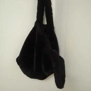 Svart Päls Väska  - Päls väska svart Rymlig  