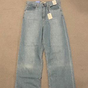 Levis jeans high loose - 56. Hej! Säljer nu dessa helt nya Levis jeans. Nypris 1299