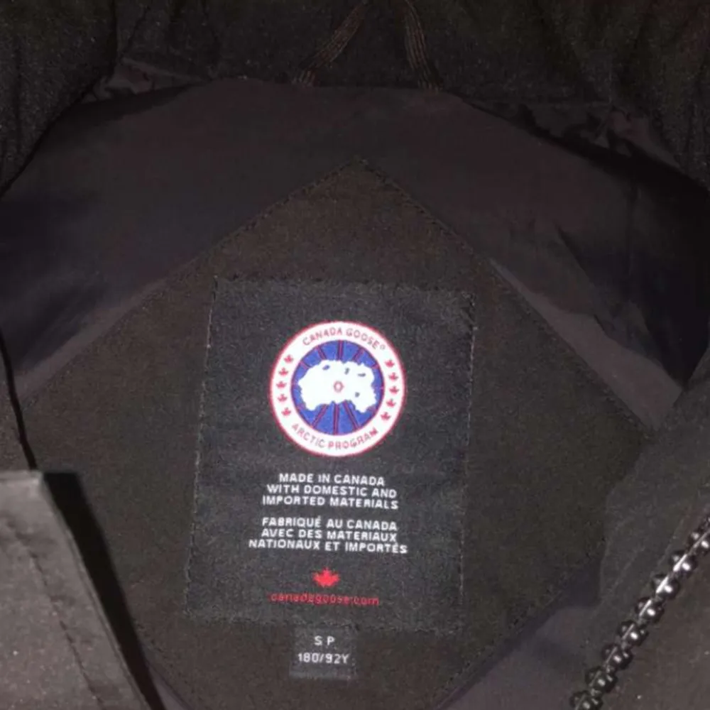 säljer min fina canada goose väst då jag inte använder den inte längre fin skick 9/10. Jackor.