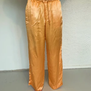 Sidenbyxor - Finaste sidenbyxorna från Gina tricot (slutsålda) orangea och vita finns. Storlek xs/s 100kr/st
