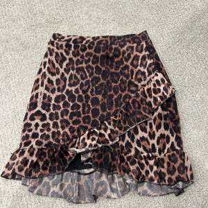 Leopard färgad kjol från Nelly Trend