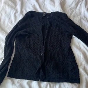 Kofta - Säljer min kofta då jag inte använder den längre 💗Inga defekter, storlek S, tänker mig ett pris runt 200, pris kan diskuteras 💞