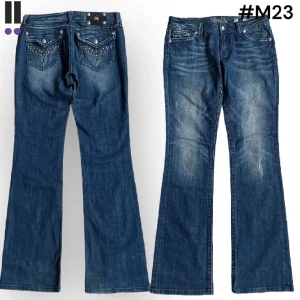 Lågmidjade miss me jeans bootcut💗 - Model Boot💗 Midjemått (rakt över) 41cm💗 Innerben 74cm💗 Ytterben 110cm💗 Jämför alltid måtten med dina bästa jeans! 