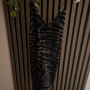 Klänning  - Fin klänning från hm, i storlek xs använder aldrig Säljer för 80kr vid snabb affär säljs den för 60kr 