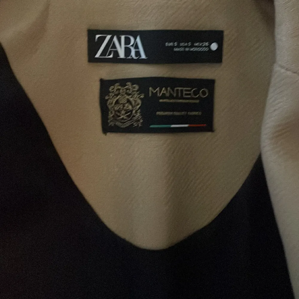Zara kappa dam med fint bälte som ny (använd 2 ggr)  Nypris ca 2000kr Säljes 400kr eller bud. Jackor.