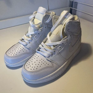 Vita Nike Jordans Skor - Vita skor i storlek 39. Vet ej om dem är äkta jordans då jag fick dem i present. Aldrig använda pga för liten storlek så i nyskick! Liten defekt på insidan av höger skos sula annars helt vita o inget smuts. Pris går att diskutera!😊