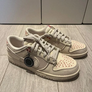 Nike Dunk Low Light Orewood Brown  - Säljer dessa ”Nike Dunk Low Light Orewood Brown” i storlek 43 (US 9.5). Skorna är nya och helt oanvända. Ursprungligen köpta på ”Hypeboost” för 2400 kr. Om ni är intresserade av att köpa skorna eller vill ha mer information så är det bara att höra av sig!