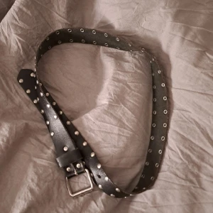 Skärp med nitar - Ca 70cm-81. Skärp som inte används längre. Tror det är i läder. Vid funderingar skicka gärna pm 😊💖