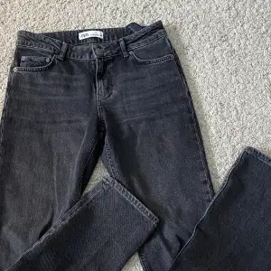 Super snygga zara jeans, låg/mid waist och straight leg! Benen är lite längre så gassar perfekt om du är lite längre men de är hyfsat normallångt ändå!💓
