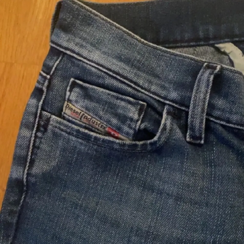 Säljer dessa diesel jeans på grund av att de inte passa. Måtten ser ni på bilden, vid fler frågor så är det bara o höra av sig Pris kan diskuteras 💕. Jeans & Byxor.