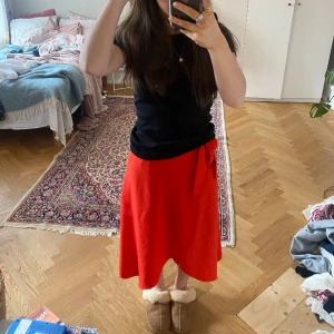 Kjol - Röd omlott kjol med en fin knytning från Monki. Har bara använts några få gånger och är precis som i nyskick. Den är i storlek 32 och oridinariepriset var 299kr. Sldrig vid frågor!❤️