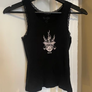 linne från brandy melville - svart linne med spetskant och tryck på framsidan, bra skick