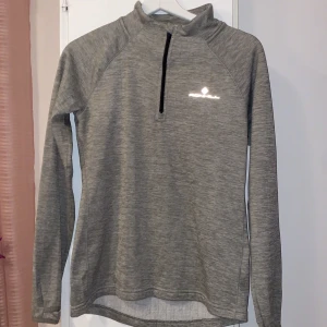 Ljusgrå löpartröja - En grå löpartröja som är från ronhill. I fint skick. ( tröjan är inte i samma färg som på den andra bilden, det fanns ingen bild på den ljusgråa som jag har)