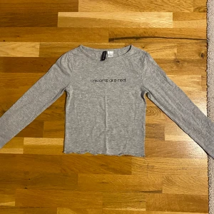 Grå långärmad - Cropped, storlek XS!