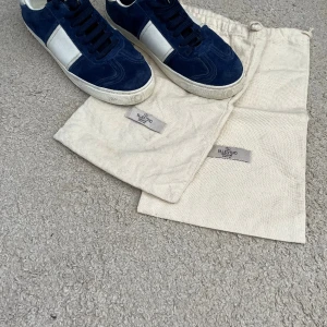 Valentino flycrew - Jag säljer mina valentino flycrew. Dem är 7,5/10 i skick. Dustbag följer med.