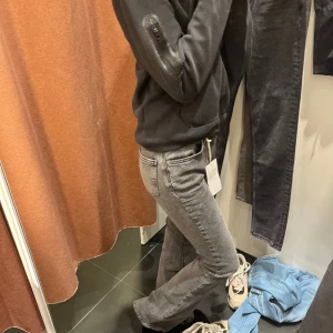 Gråa jeans - Gråa bootcut jeans som är använda 3 gånger.