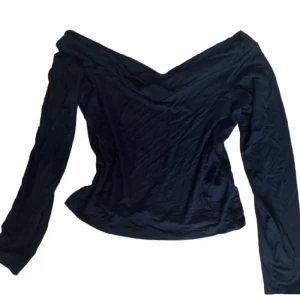 Off shoulder tröja - Säljer en tröja jag köpte på plick då den var för stor. Så fin annars ☺️ Lånade bilder ✨