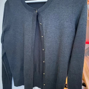 Kofta - Säljer denna nästan helt oanvända koftan i storlek s💗