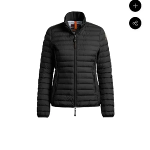 Parajumper jacka❤️‍🩹 - Använd fåtal gånger då den inte alls sitter bra på mig🥲 tråkigt då den är så snygg. Så istället för att den bara ska hänga här så väljer jag nu att sälja denna. Kan gå ner i pris vid snabb affär😊