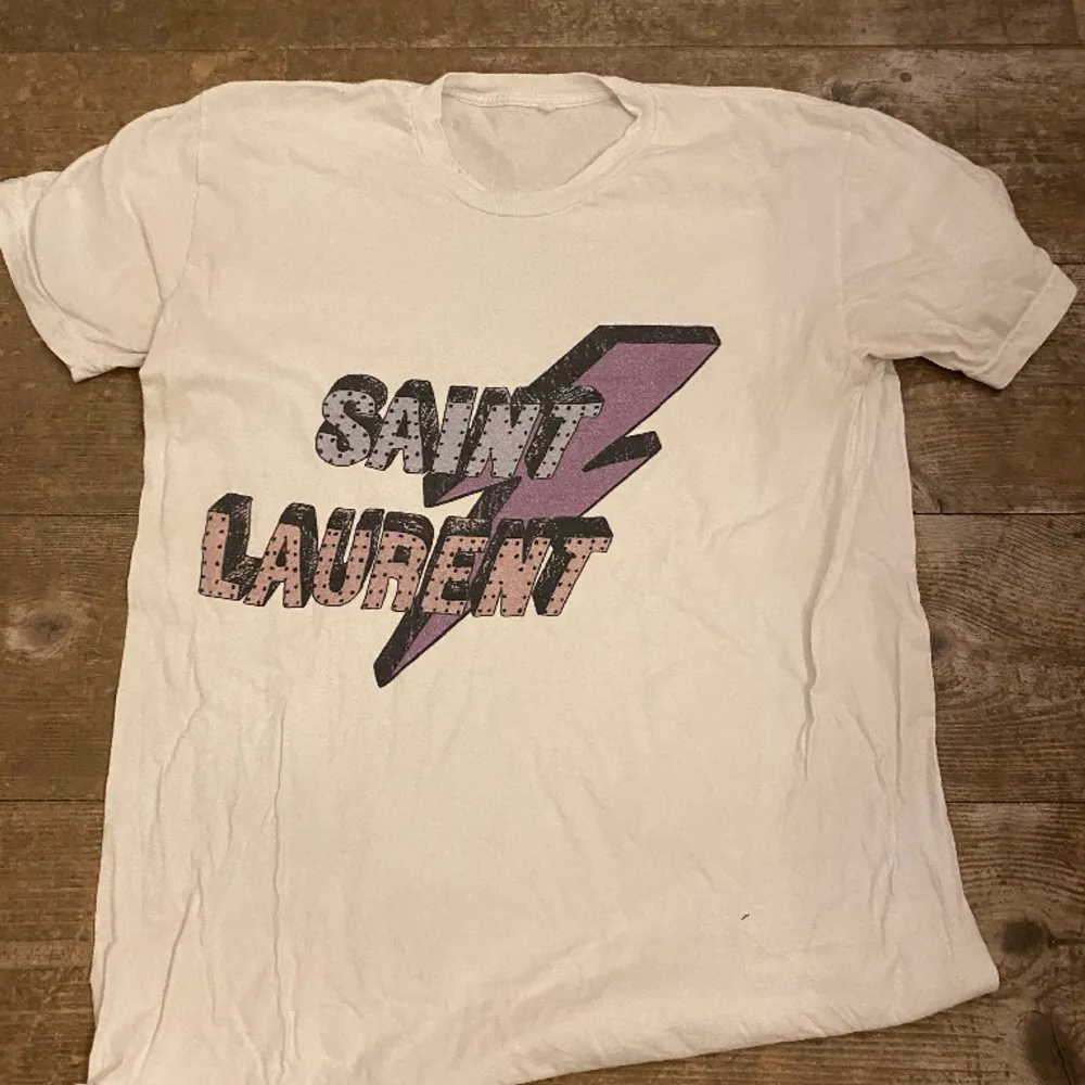 Saint Laurent . T-shirts.