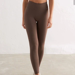 Träningstights aimn - Ribbade tights från aimn i färgen Macchiato. Använda en gång så i nyskick. Nypris 599. Har även matchande bh, kan fixa paketpris vid köp av bägge.