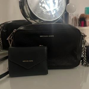 Michael kors väska - Säljer nu min svarta Michael kors väska då den inte används längre. Färgen har dock försvunnit lite men det syns inte jätte mycket. Skriv för fler bilder🤍