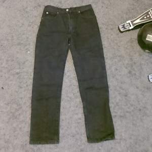 Ett par stilrena svarta/mörkgråa jeans från örjan andersson. Jeansen är straight med midjan 24 och passar de som är mellan 155-162