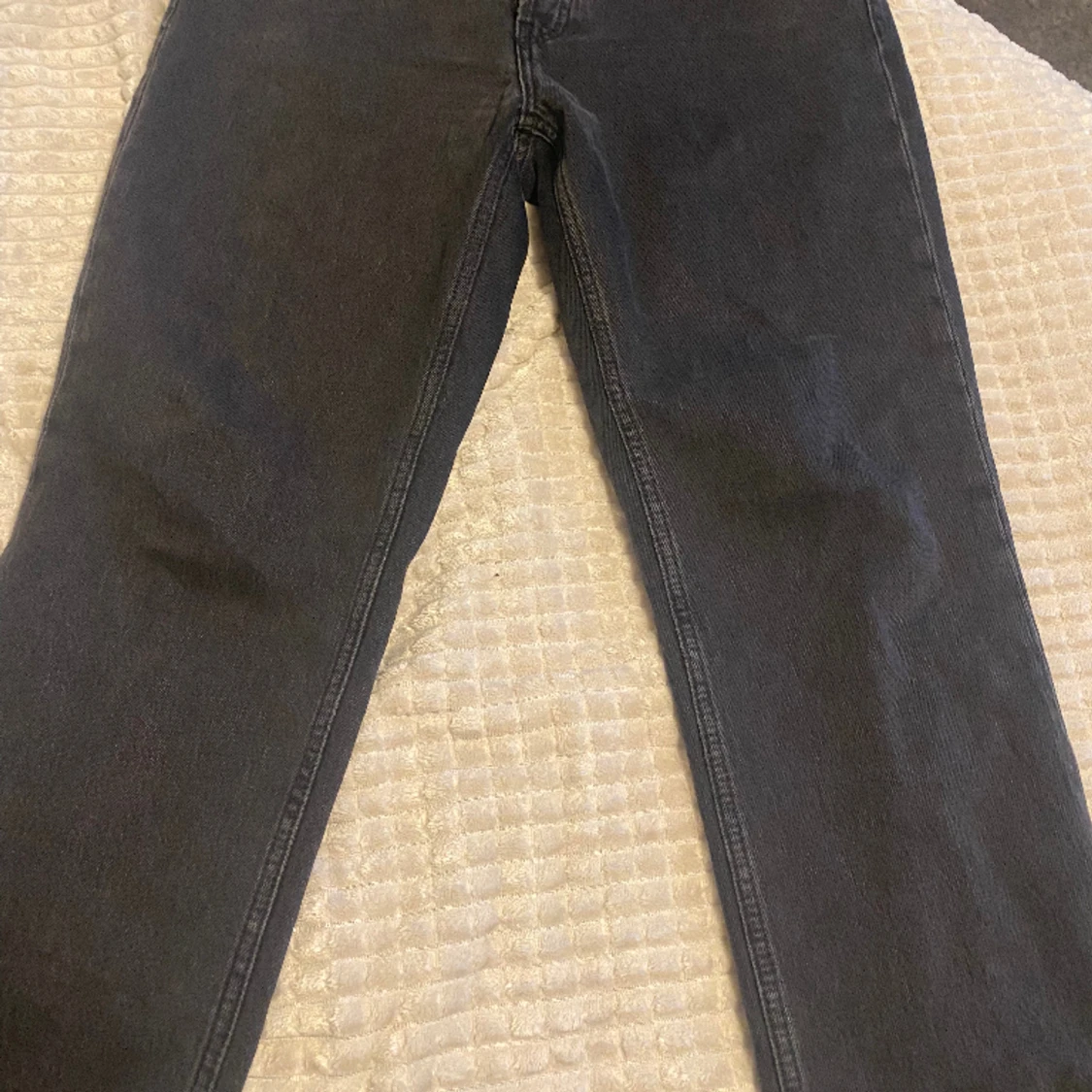 Svarta low waisted straight jeans