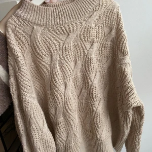 Mönstrad tröja  - Kabelstickad tröja i skön lite kortare modell❤️ använt men fint skick!