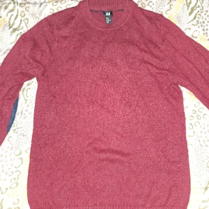 Ulltröja från H&M - Säljer en jätteskön ulltröja från H&M. Tröjan är vinröd med svarta patchar på armbågarna. Sparsamt anväbd.