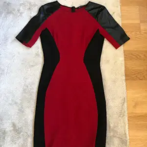 Röd klänning med skinndetaljer från Zara. Storlek M. Väldigt bra skick.  Jag postar alltid fort. Se även mina övriga annonser.