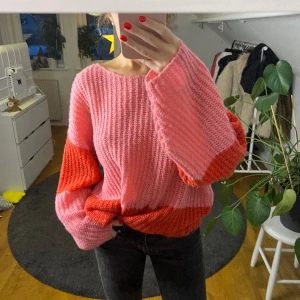 Stickad tröja  - Fin stickad tröja i rosa och rött! Så mysig och lite oversize! Storlek 34, passar även större storlek