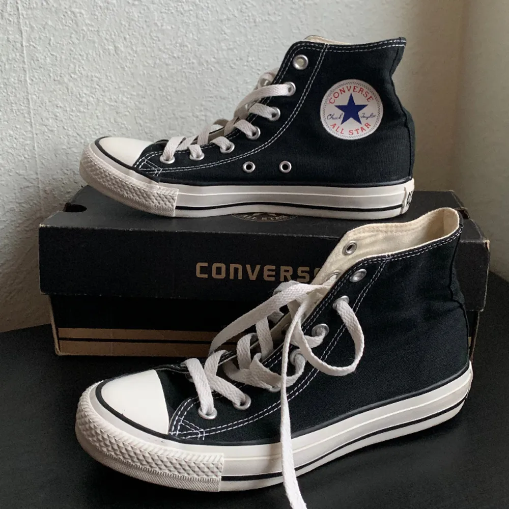 Svarta Converse i nyskick som bara använts några gånger. Köptes för 699kr. Låda medföljer. 😊. Skor.