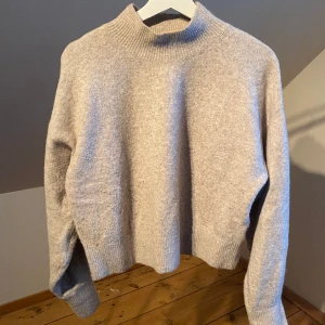& other stories tröja - Jätte fin stickad tröja från & other stories med halvpolo 🥰