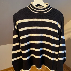 Stickad tröja - Jätte fin stickad tröja från only. Använd en gång🥰