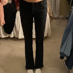Pepe jeans - Svarta Pepe jeans. Lite slitna där nere men annars helt okej, de är använda ganska mycket. Midjan är 32 cm, innerbenslängden är 74cm och ytterbenslängden är 92cm. Lapparna är avklippta.
