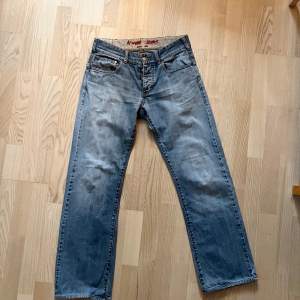 Snyggt slitna Armani jeans i ljusblått. Långa i benen!