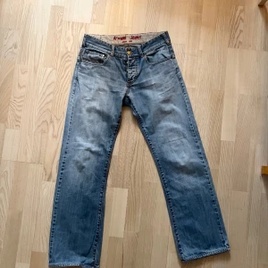 Snygga ljusblå jeans - Snyggt slitna Armani jeans i ljusblått. Långa i benen!
