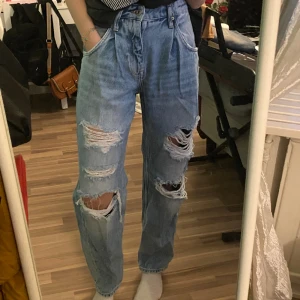 Ripped jeans (håliga jeans) - Från bershka! Storlek 36, balloon jeand bra skick :)