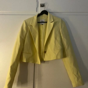 Kort kavaj  - En gul kort kavaj köpt från zara för 1 år sedan, andvänt 1 gång 🩷 den har en liten fläck på sidan 🩷 Storlek s, säljer för 100 kr och frakt på 65 kr 