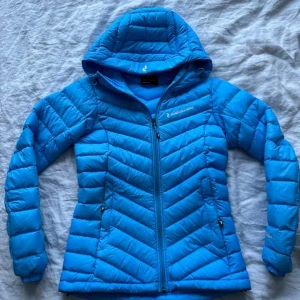 Som ny! Peak stl XS. Dunjacka. Nypris 3000kr - Peak Performance modell Frost dunjacka dam stl xs. Använd ngn enstaka gång. Nypris 3000kr Prisidé 1000kr
