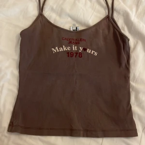 Calvin klein linne - Säljer detta fina linne från Calvin klein då det inte kommer till någon användning. Skick 9/10 då lite av några siffror är urtvättade (se bild 3). Storlek M. 