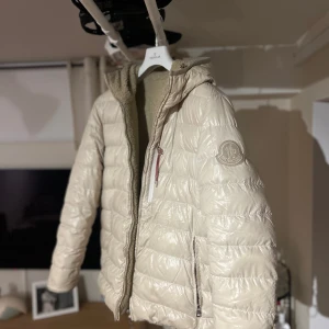 Moncler Haffner Giubotto Genius x 1952 - Säljer nu min jacka som är från Monclers kollaborations avdelnin ”Moncler Genius”.  Jackan är designad av Sergio Zambon och köptes 2022 för 24 000 kr.  Vidare är jackan reversibel med två olika tyger på det olika sidorna, vilket kan ses på bilderna.  