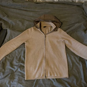 Massimo dutti cardigan - Eftertraktad missomo dutti cardigan som inte säljs längre i small/medium 10/10 använts 2 gånger Pris kan diskuteras 