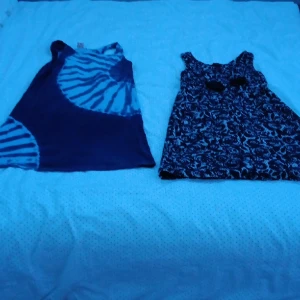 Två kläningar - En vit och svart med roset och en murkblå med ljusblåa mönster