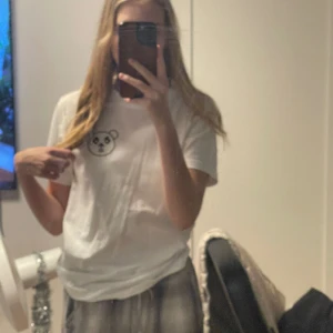 T-shirt  - Säljer min oanvända T-shirt från stng wmn. Den är väldigt fin men har bara inte kommit till användning.  Jag köpte den för (299kr)  Unisex