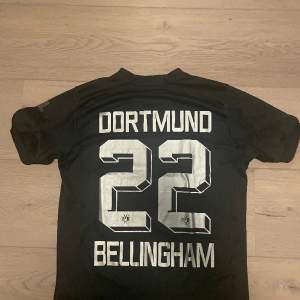 ÄKTA BVB Limited Edition Black Out tröja med Jude Bellingham #22 på ryggen. Går numera inte att köpa äkta ifrån BVB shoppen. Kommer med originalboxen. Köptes för 1 600. 