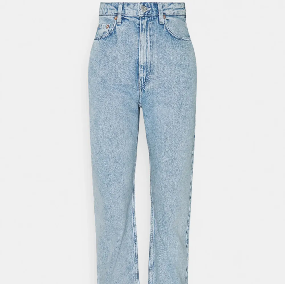Jeans från Weekday i modellen Rowe extrahigh waist. Är i storlek w25 och L32, och går hela vägen ner till marken på mig som är 170cm 🩵. Jeans & Byxor.
