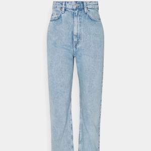 Jeans från Weekday i modellen Rowe extrahigh waist. Är i storlek w25 och L32, och går hela vägen ner till marken på mig som är 170cm 🩵